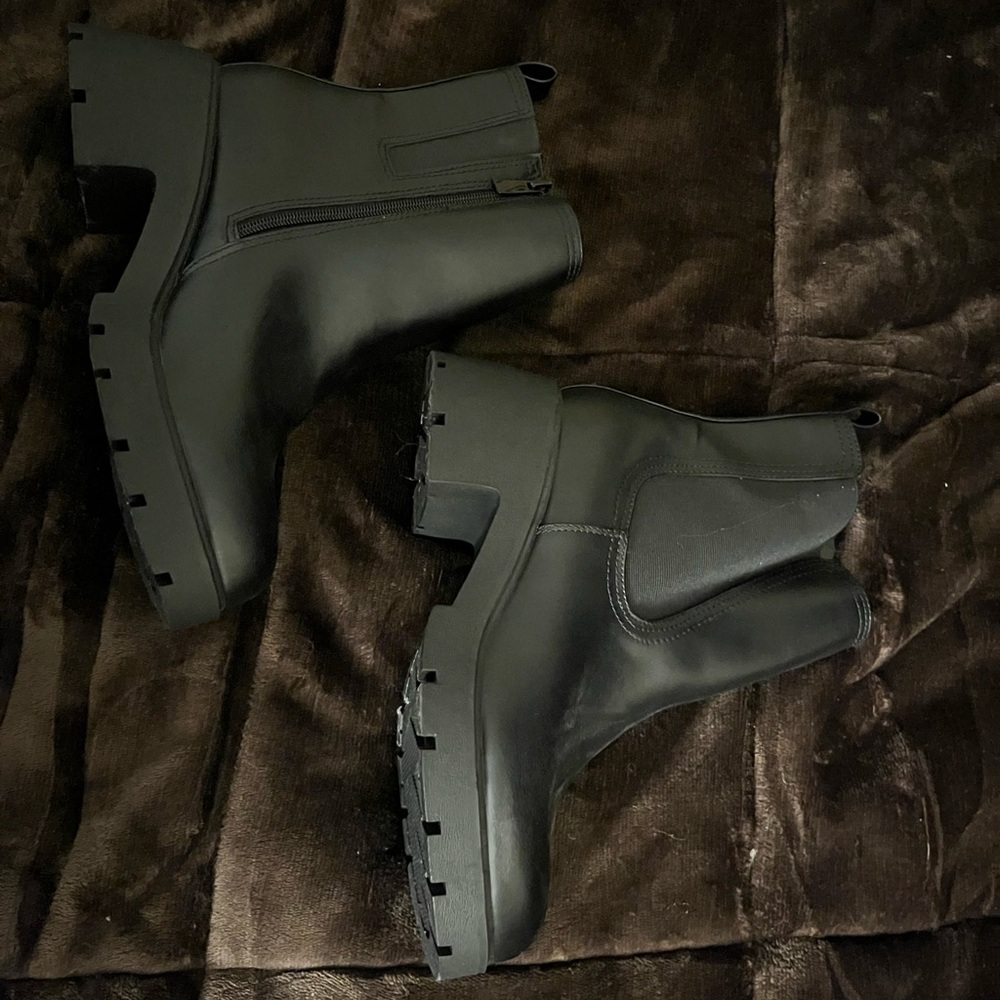 Torrid Lug Sole Chelsea Booties brand new - Picture 4 of 6